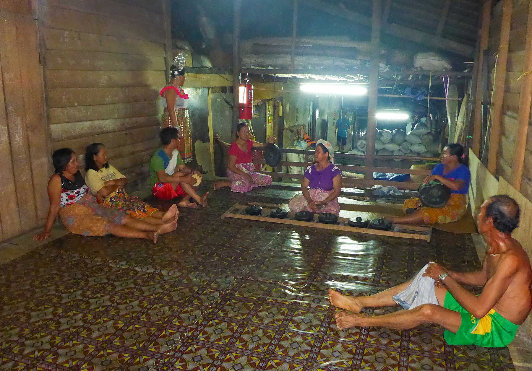 Bewoners van een Longhouse in hun huis in het Batang Ai Nationaal Park, Maleisisch Borneo