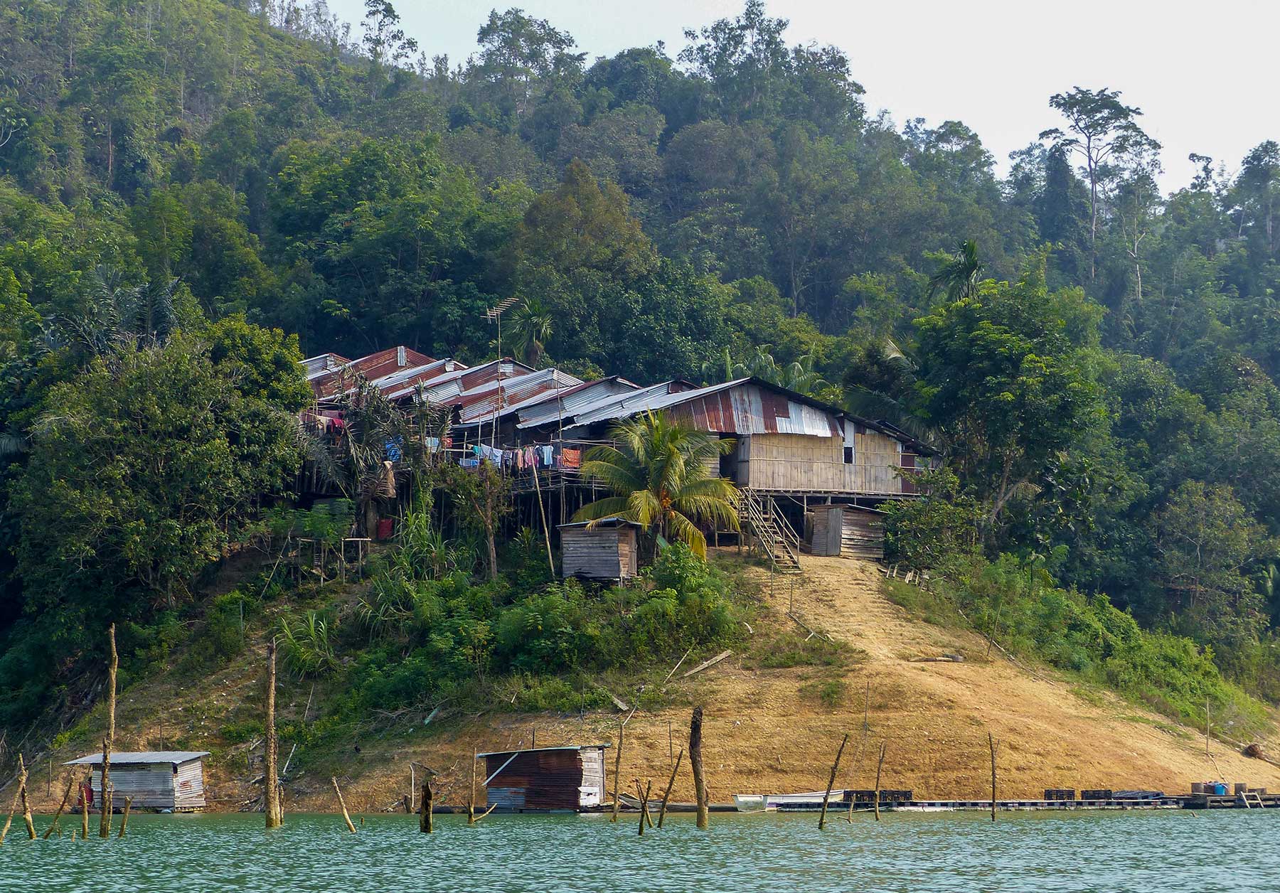 Longhouse aan het water in het Batang Ai Nationaal Park, in Borneo Maleisië