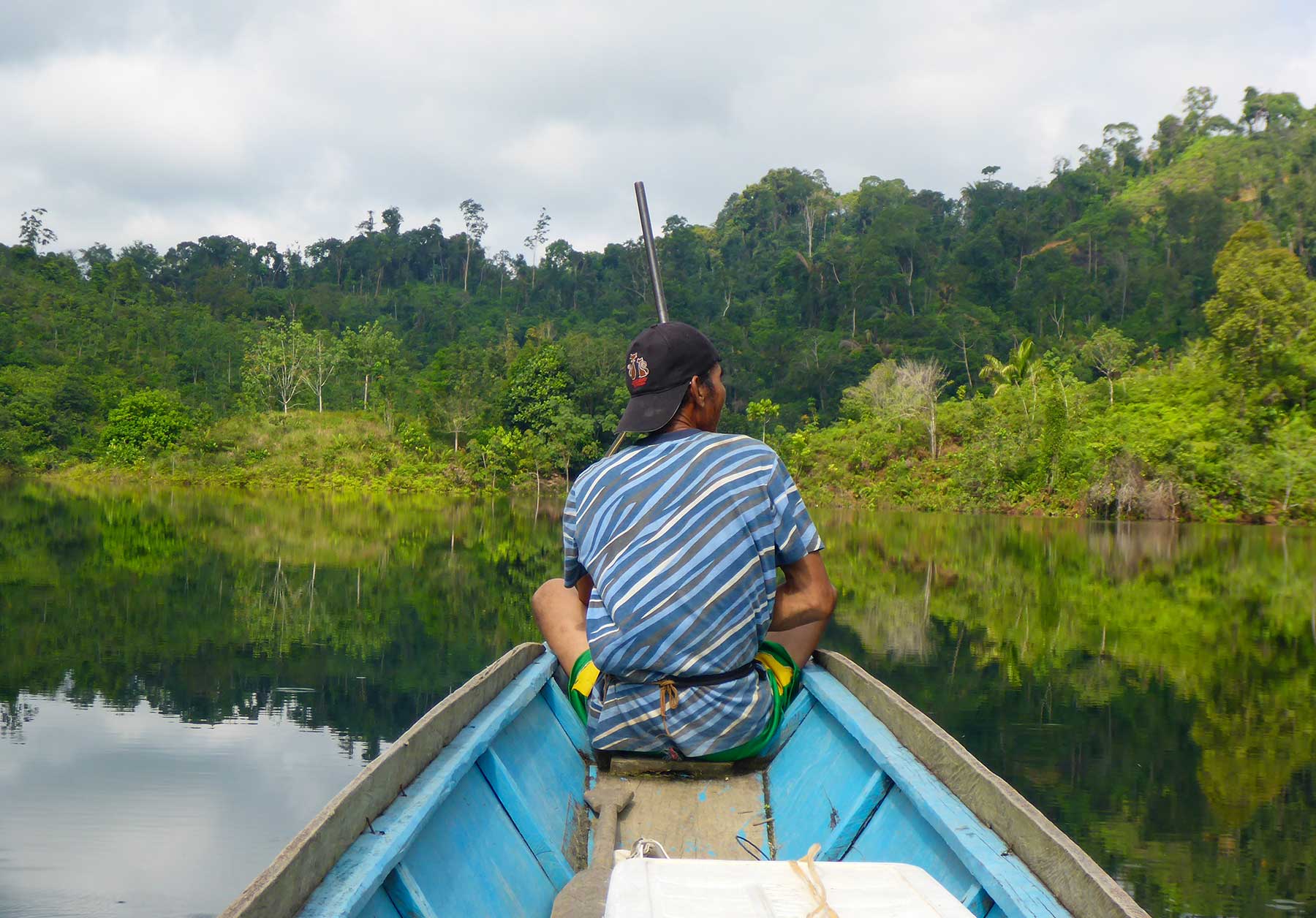 Boot op het water in het Batang Ai Nationaal Park Maleisisch Borneo
