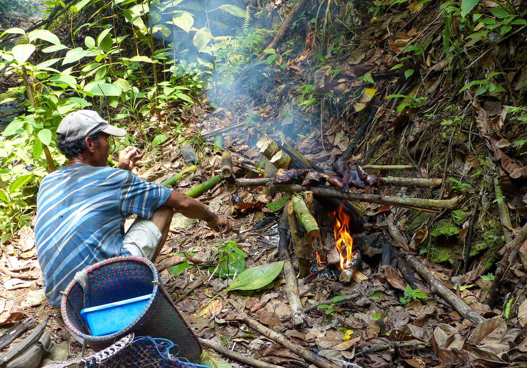 Man maakt lunch klaar tijdens wandeling in het Batang Ai Nationaal Park, Borneo Maleisië