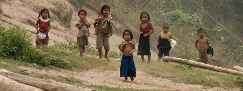 Kinderen Langs de Mekong rivier tijdens rondreis door Loas