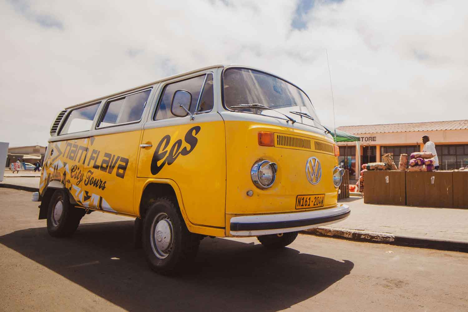 Volkswagen bus van EES op straat in Swakopmund city tour, Namibië