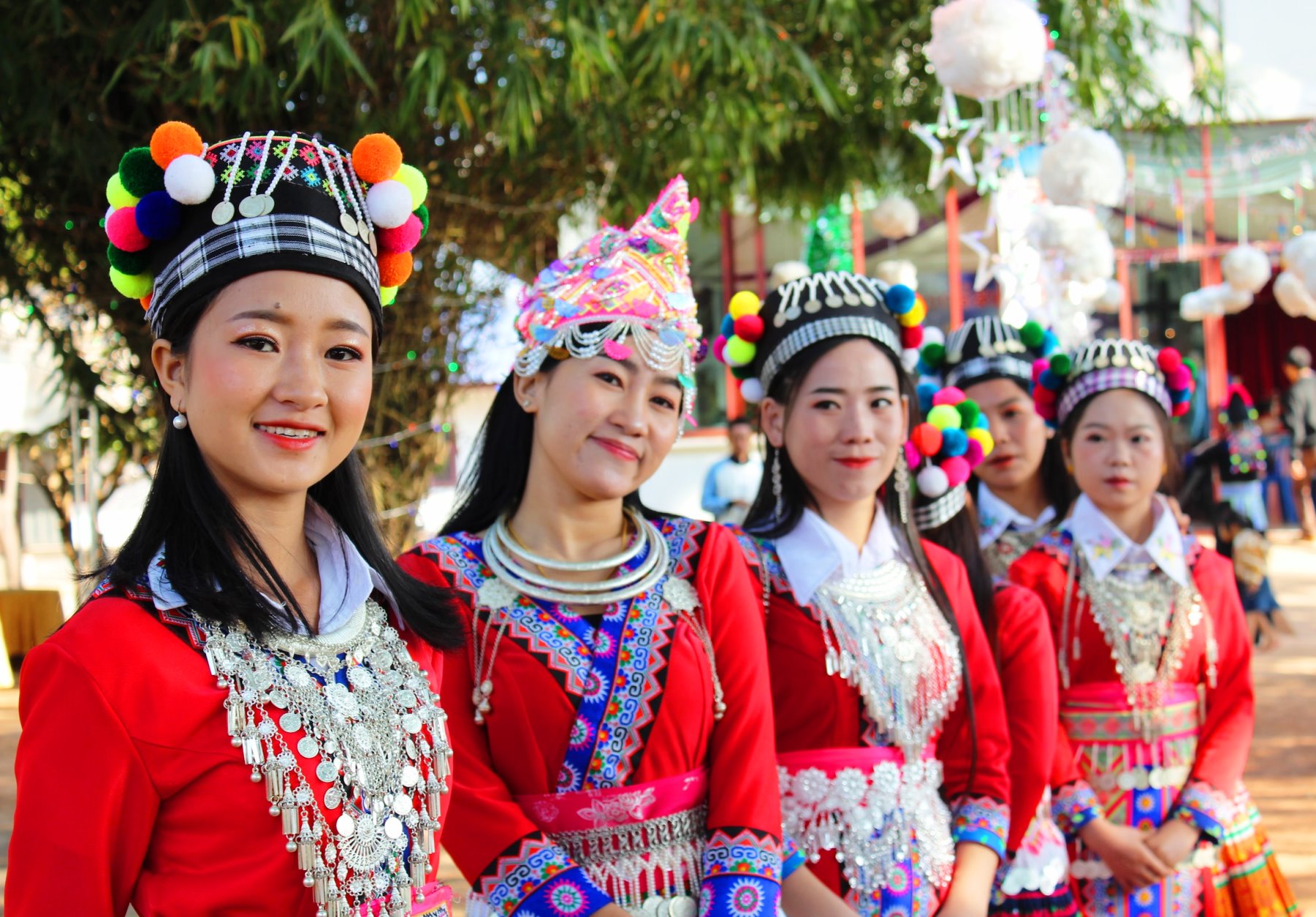 Laos-beste-reistijd-dames-in-klederdracht