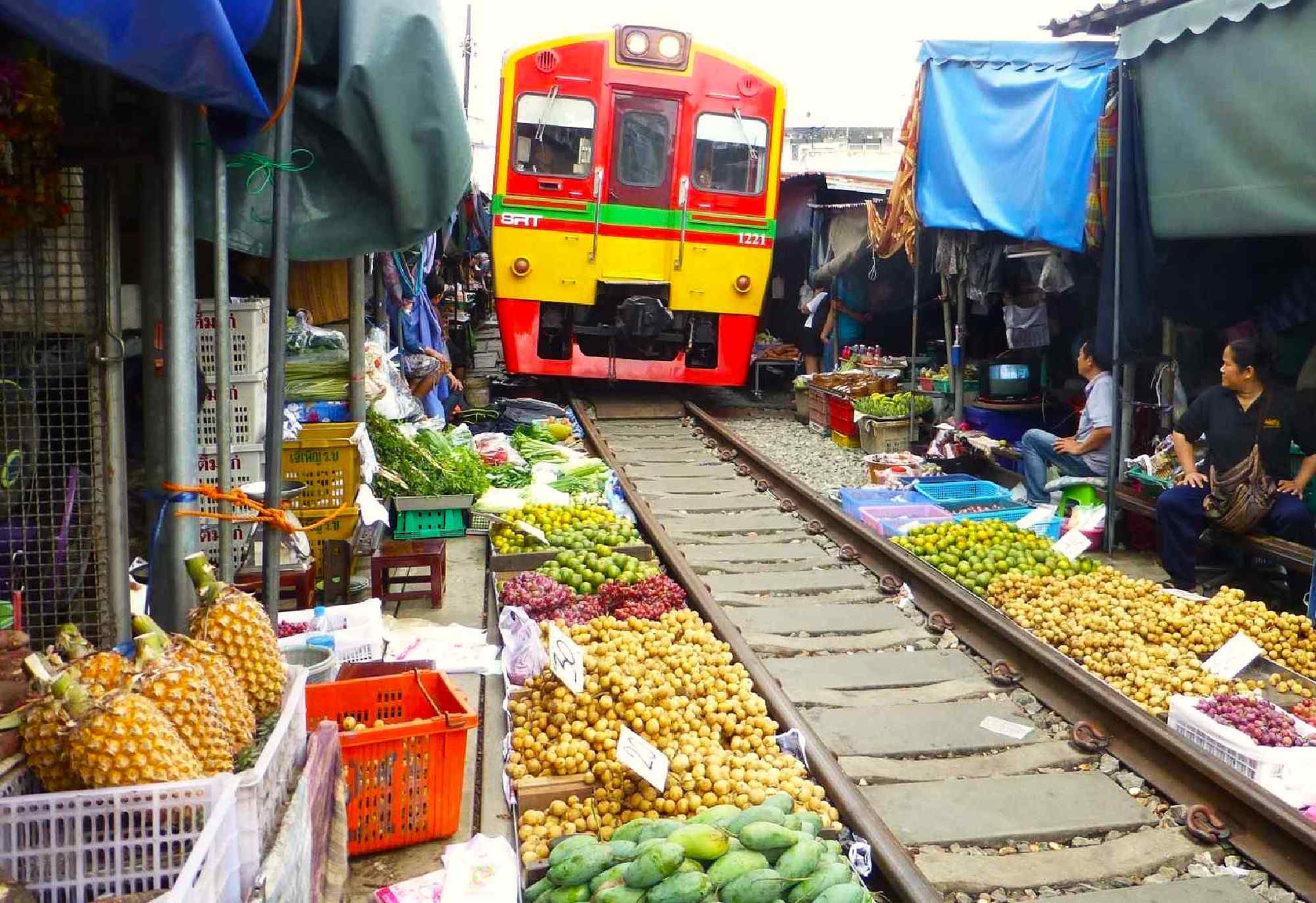 Thailand, de markt met de trein