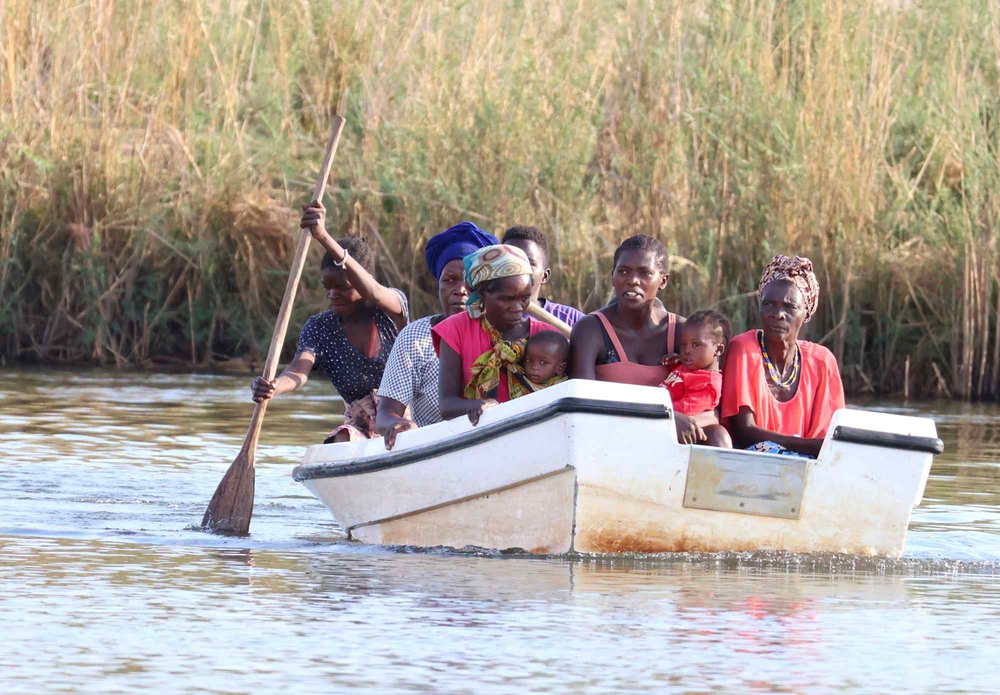 varende-vrouwen-op-de-Zambezi rivier