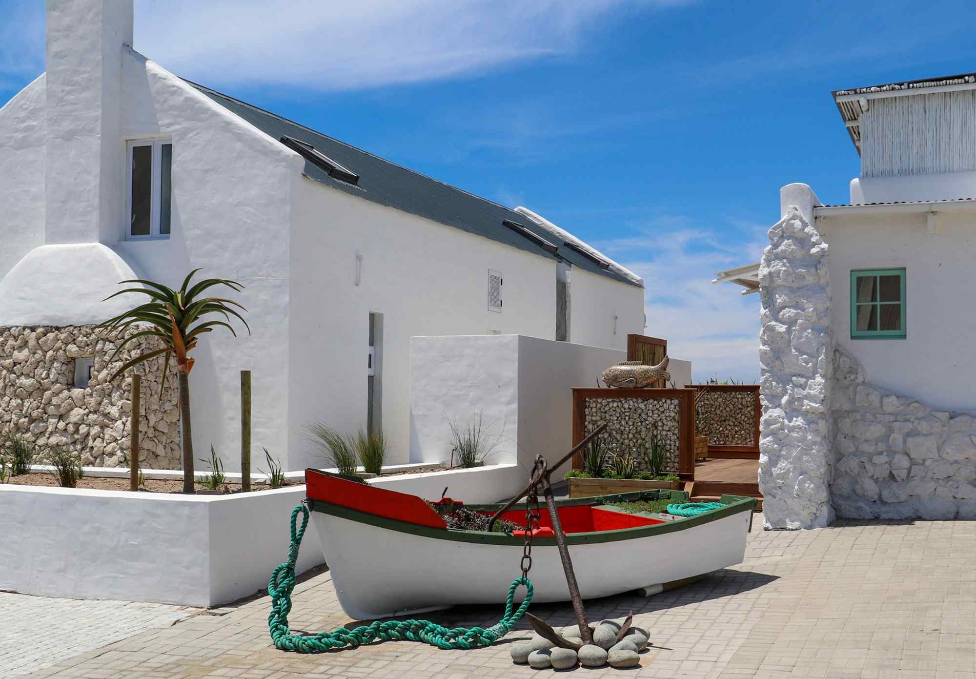 Paternoster, vissersbootje op het droge