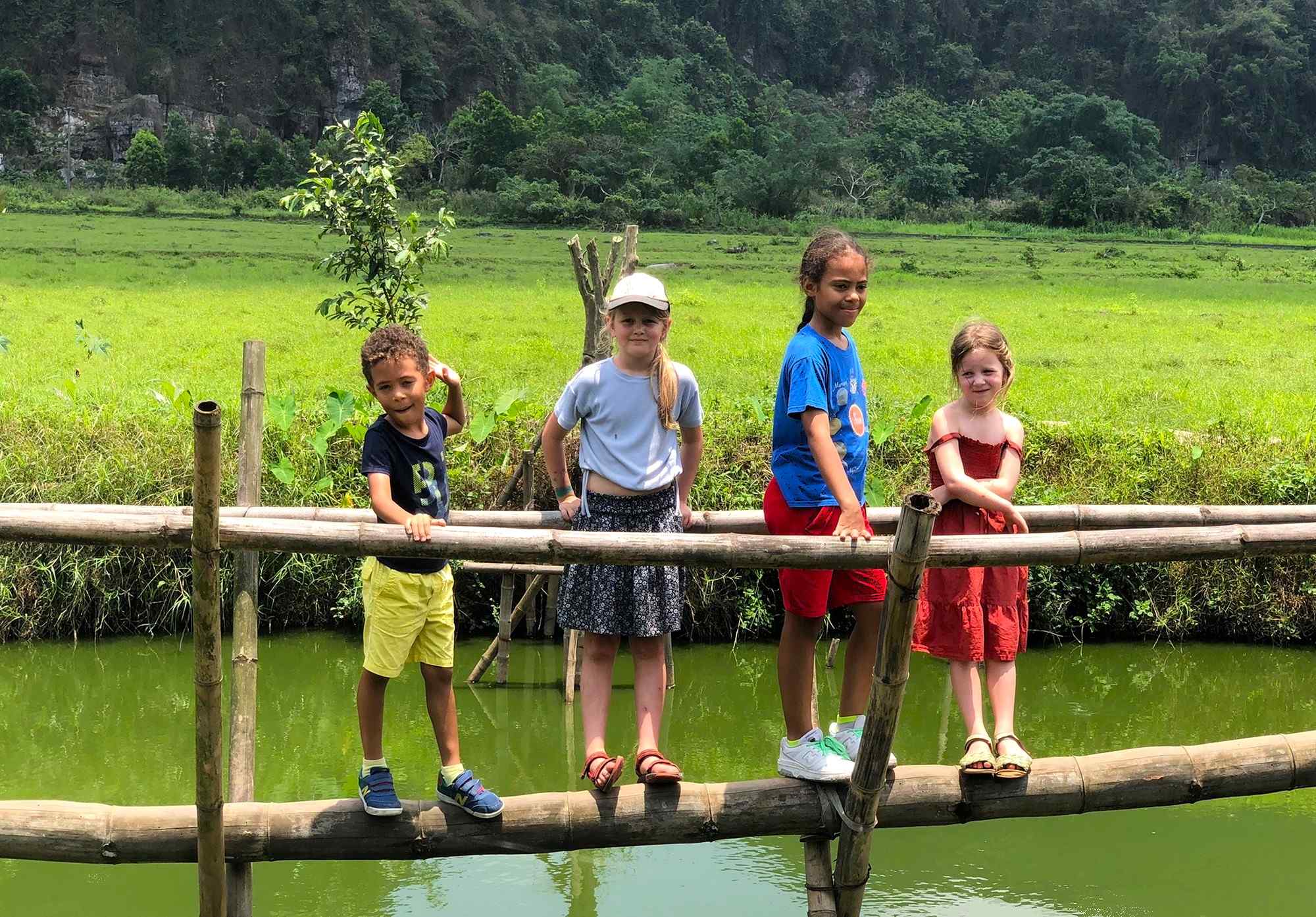 Vietnam-kinderen-in-de-rijstvelden