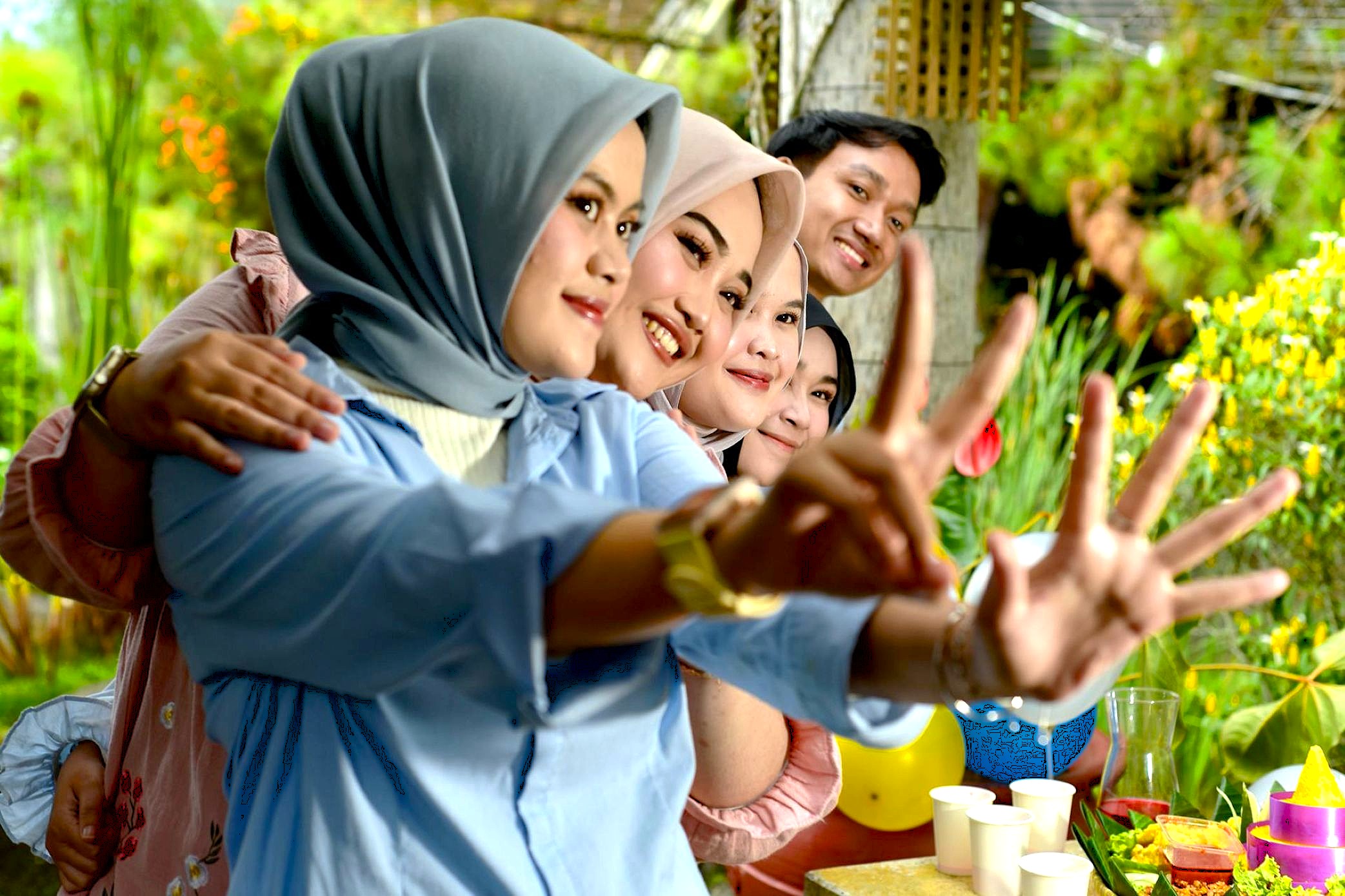 indonesie, locals poseren voor foto