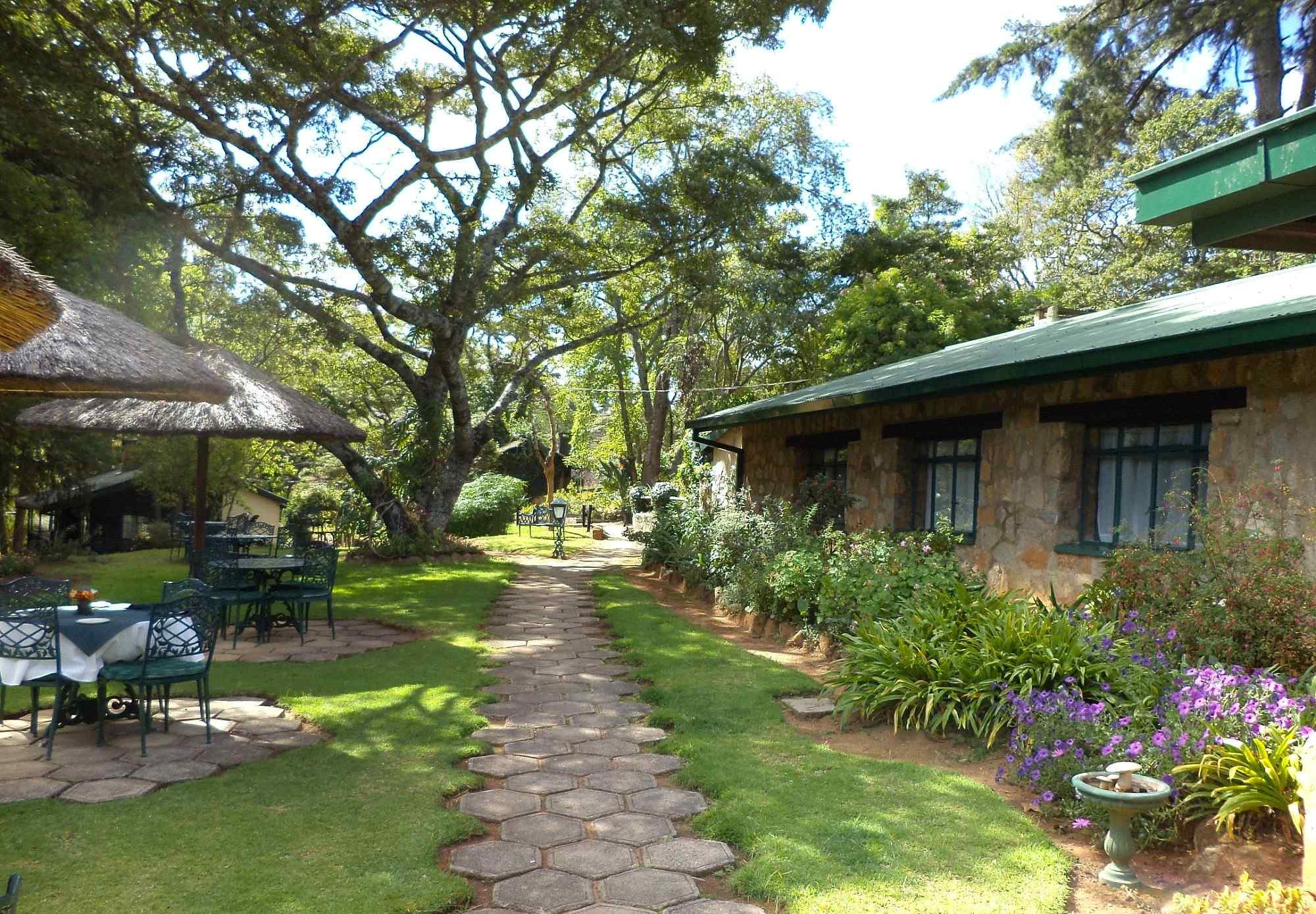De tuin van Pine Tree Inn, Nyanga, Zimbabwe