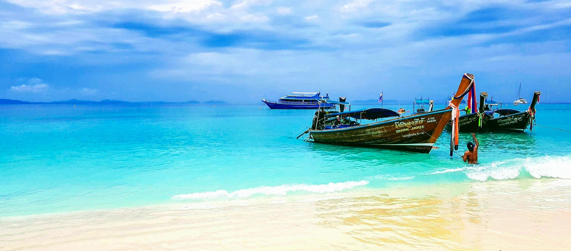 strand in Thailand met bootjes